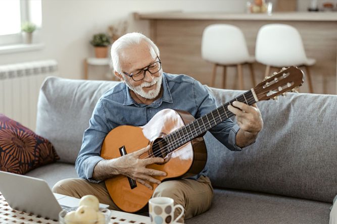 Indépendant retraité apprend la guitare