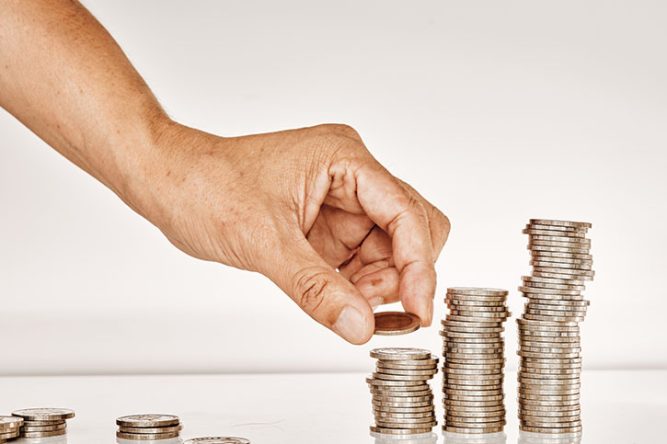 Personne qui compte ses pièces