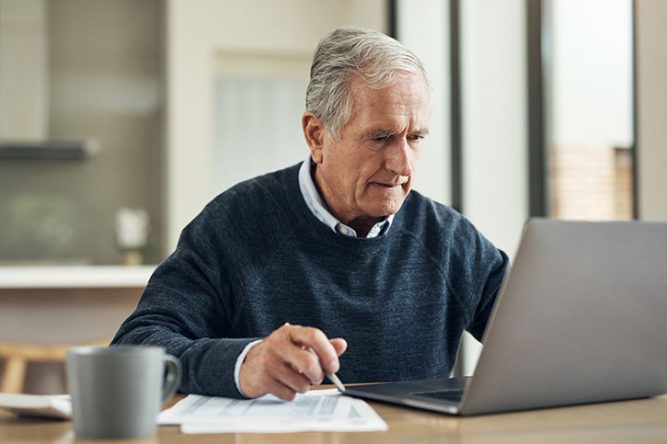 Un retraité regarde ses comptes