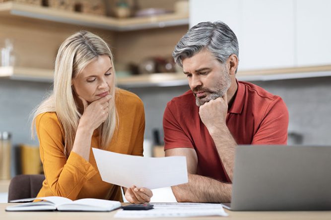 Rachat de trimestres : un couple étudie la question