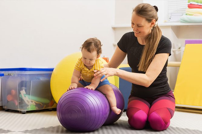 Psychomotricienne travaillant avec un bébé