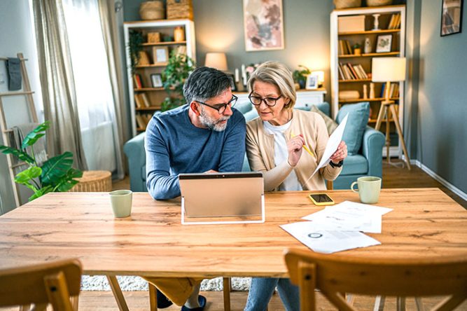 Couple de retraités faisant le point sur leur retraite